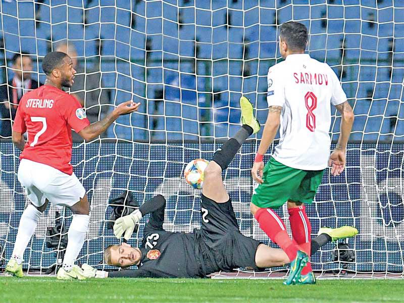 ستيرلينغ نجم منتخب إنكلترا يحرز هدفاً في مرمى بلغاريا