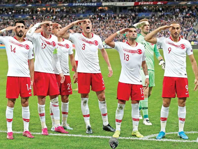 لاعبو المنتخب التركي خلال تأدية التحية العسكرية