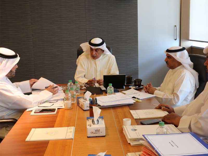 العازمي خلال اجتماعه بقياديي «التربية» أمس