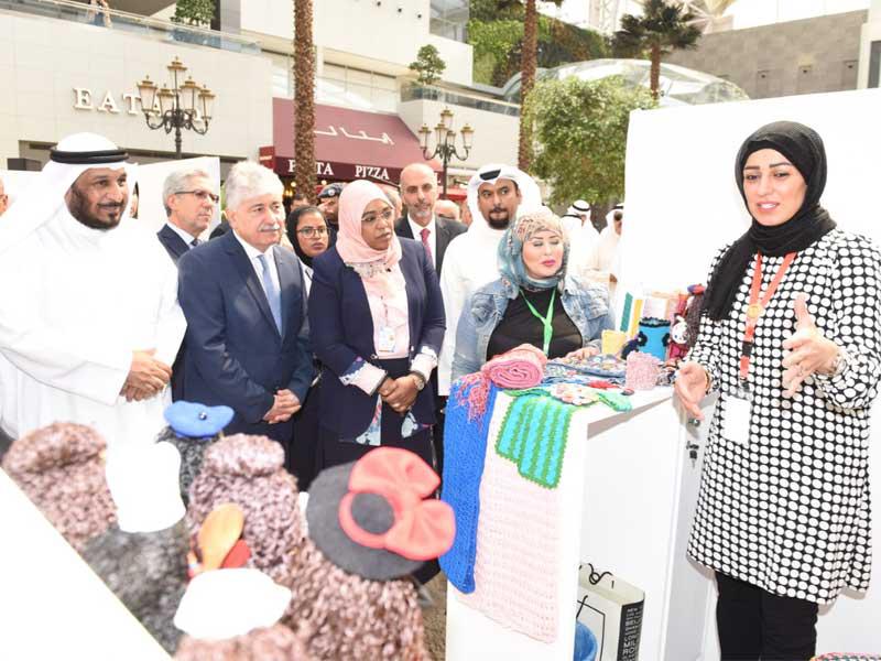 الخراز ومجدلاني ووزيرة الشؤون الموريتانية خلال جولة على المعرض