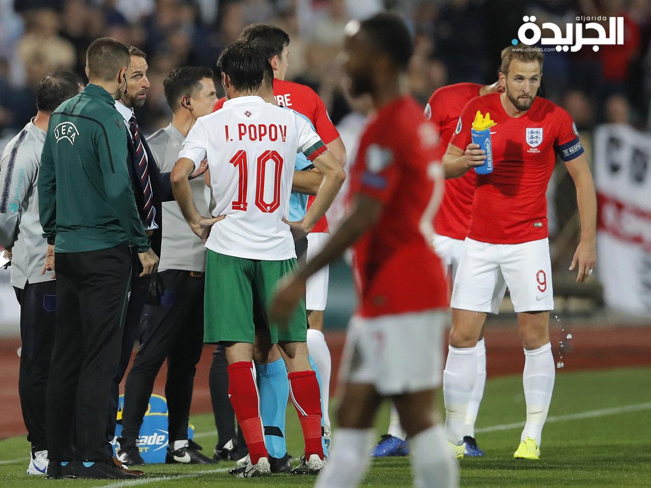 لاعبو المنتخب الانكليزي خلال احتجاجهم على الهتافات العنصرية