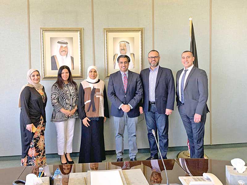 عبدالله الصانع وعدد من المسؤولين الصحيين البريطانيين