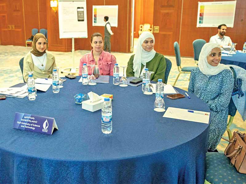 الطالبات المشاركات في البرنامج