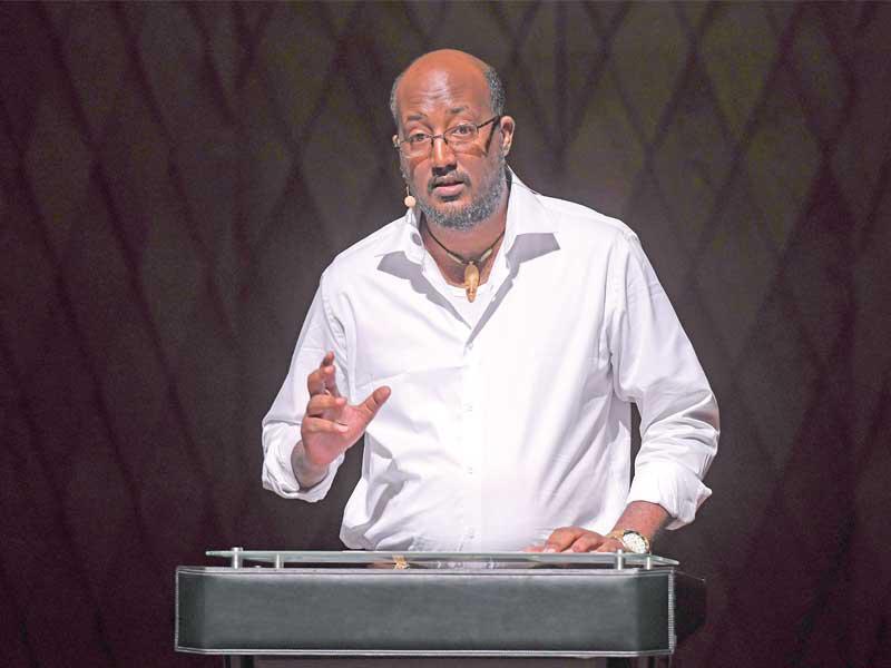 حمور زيادة متحدثاً 