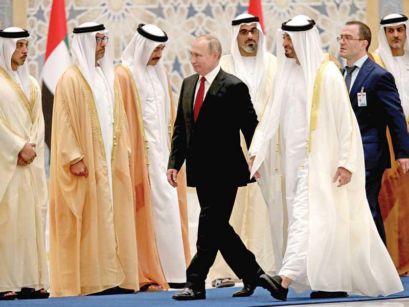 بن زايد لدى استقباله بوتين في أبوظبي أمس (رويترز)