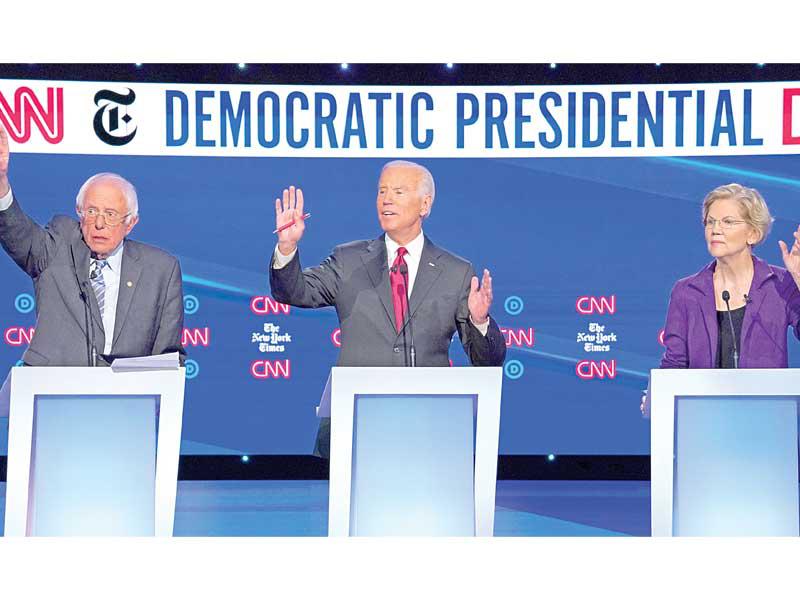  بايدن متوسّطاً وارن وساندرز في مناظرة أمس الأول (رويترز)