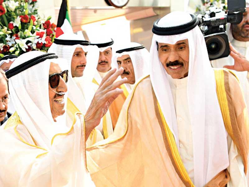 الأمير يحيي مستقبليه لدى وصوله وبجانبه سمو ولي العهد