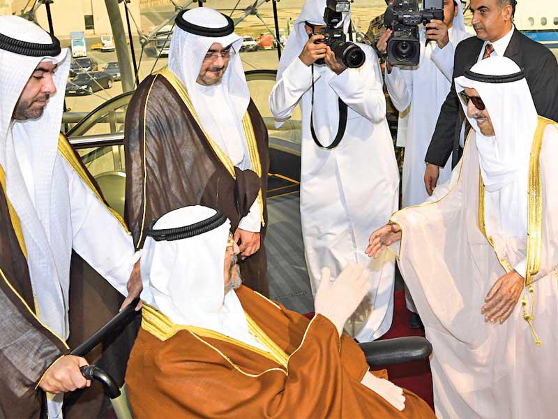 الأمير لدى وصوله وفي استقباله سالم العلي أمس