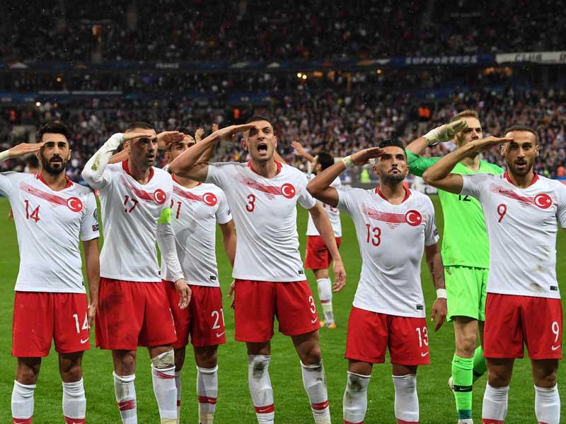 المنتخب التركي اثناء تأدية التحية العسكرية