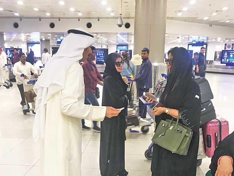 توزيع الهدايا احتفاء بعودة الأمير 