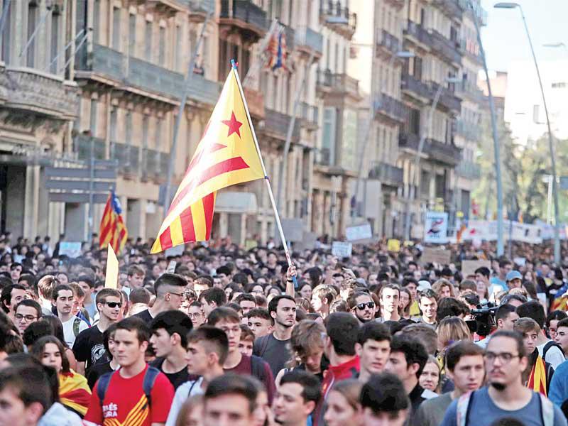 التعبئة مستمرة بعد ليلة ثالثة من العنف في كاتالونيا