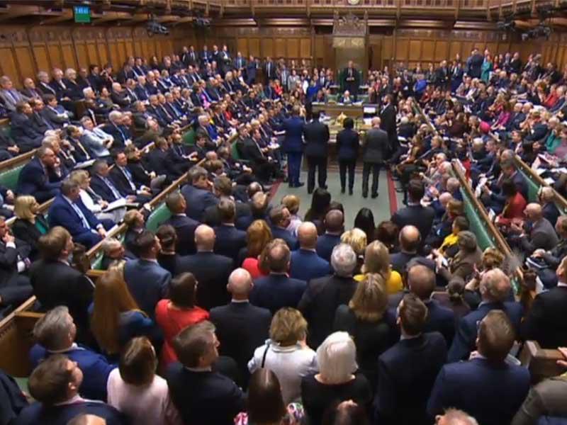 مجلس العموم خلال جلسته الطارئة أمس (أ ف ب)