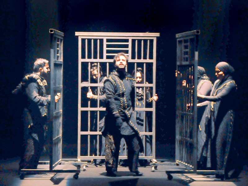 العابر وفق في توظيف الأقفاص 