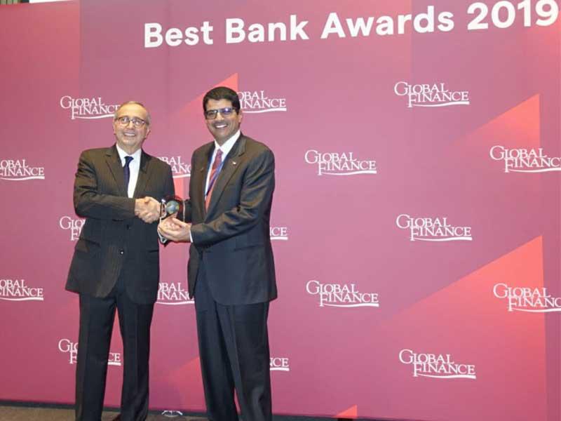 الناهض يتسلم الجائزةn