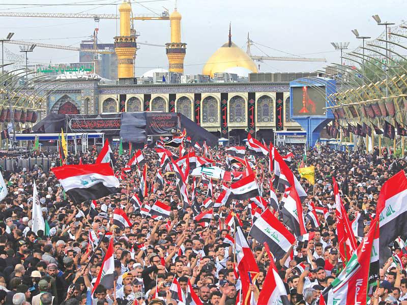 حشود تستعد لإحياء ليلة «أربعينية الإمام الحسين» بمحيط مرقده في كربلاء أمس (رويترز)