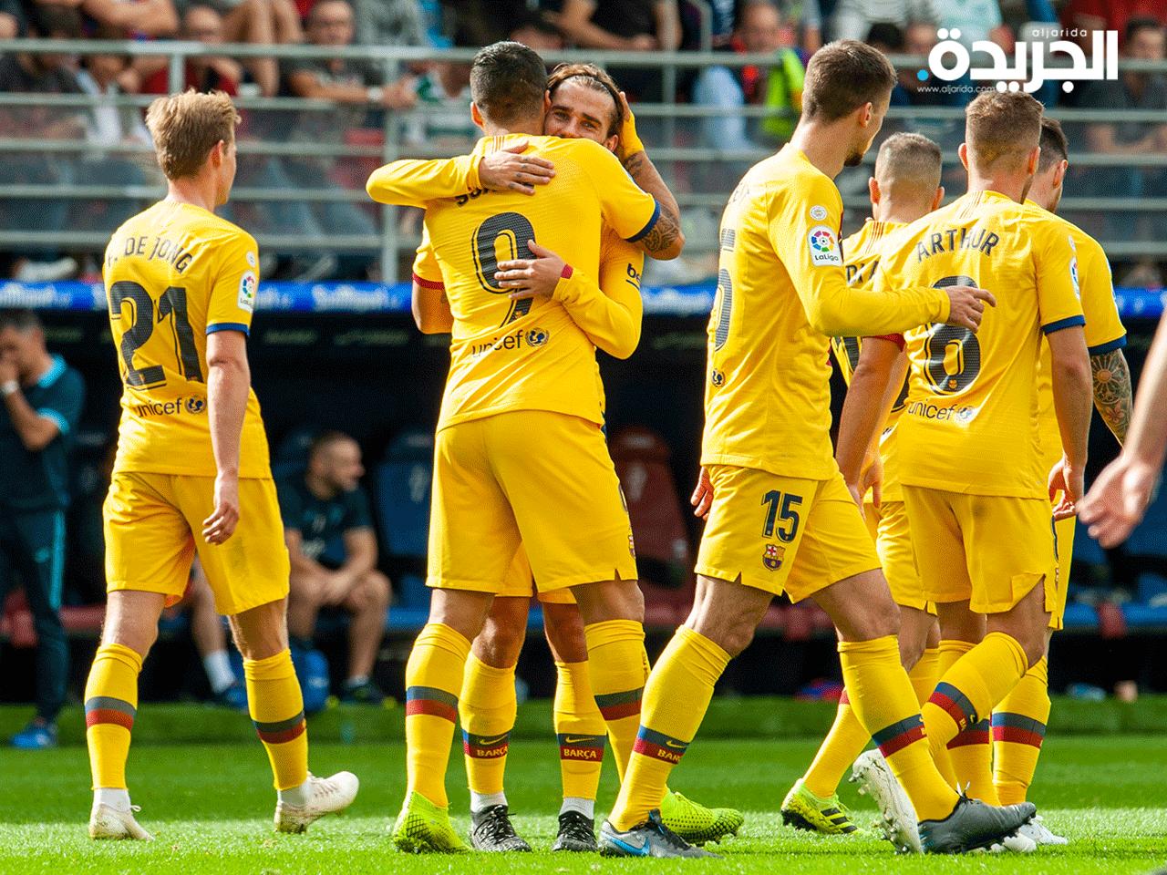 لاعيو برشلونة يحتفل بأحد أهدافهم في مرمى ايبار