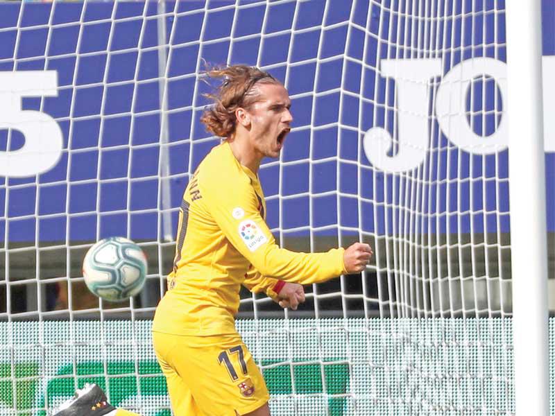 غريزمان نجم برشلونة يحتفل بعد تسجيله هدفاً