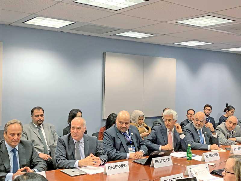 الوفد الكويتي خلال عرض «رؤية 2035»