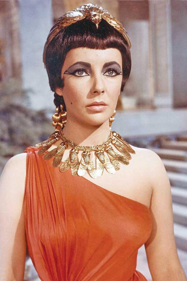 النجمة العالمية إليزابيث تايلور