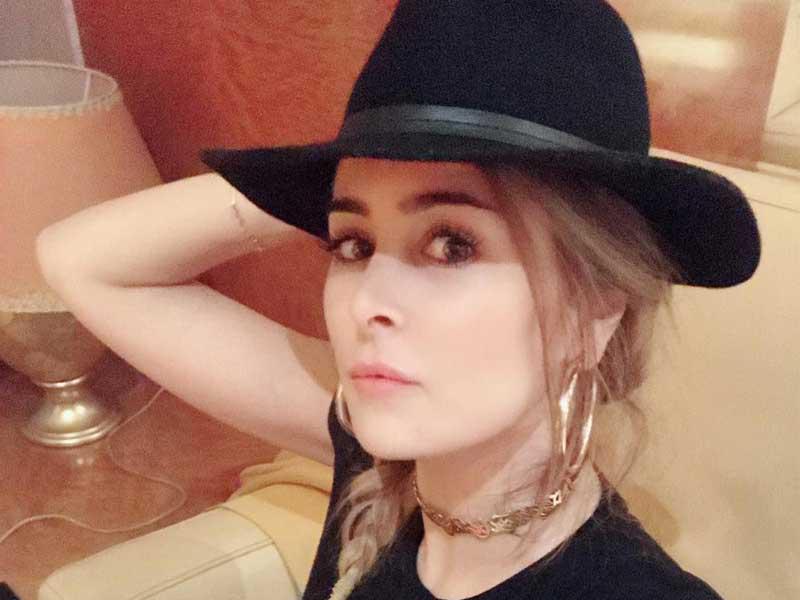 الفنانة عائشة بن أحمد