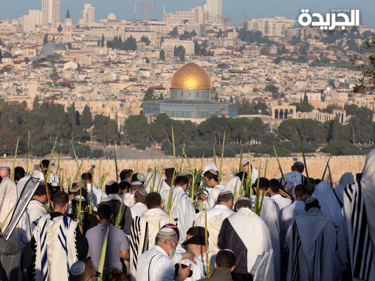 صلاة اليهود الأرثوذكس الذين يرتدون شالاً للصلاة