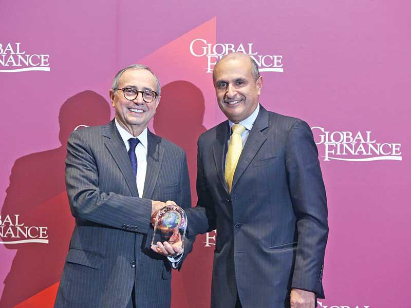 عصام الصقر يتسلم الجائزة