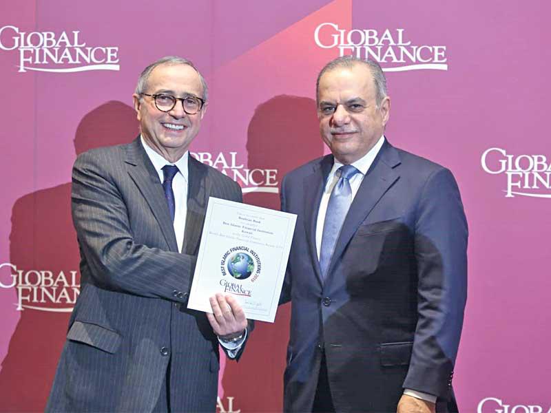 الماجد متسلماً الجائزة