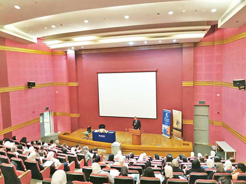 السفير الكندي متحدثا للحضور