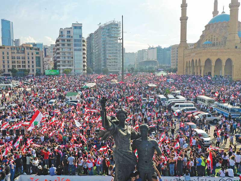 آلاف اللبنانيين في ساحة الشهداء وسط بيروت أمس (أ ف ب)
