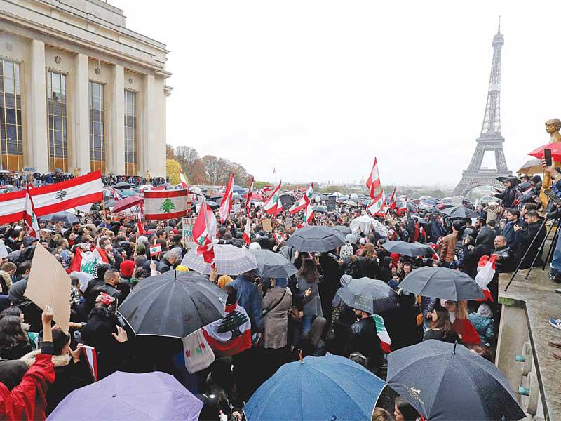 لبنانيون يتظاهرون في باريس أمس (ا ف ب)