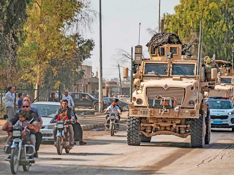 القافلة الأميركية في أحد شوارع تل تمر أمس   (أ ف ب)