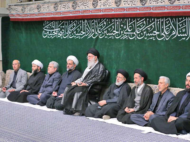 خامنئي ومسؤولون إيرانيون خلال إحياء «أربعينية الحسين» في طهران أمس الأول 