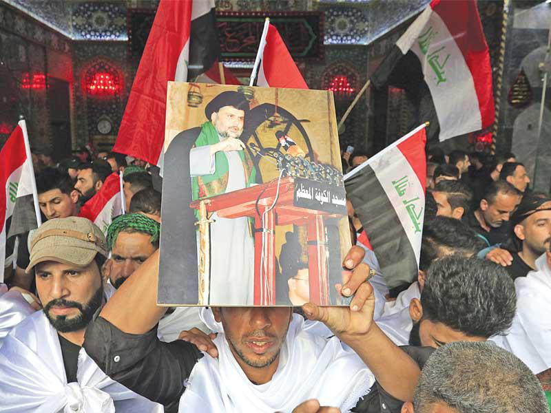 مؤيدون للصدر يرفعون صورته خلال تظاهرة مناهضة للحكومة في كربلاء أمس الأول t(اي بي ايه)