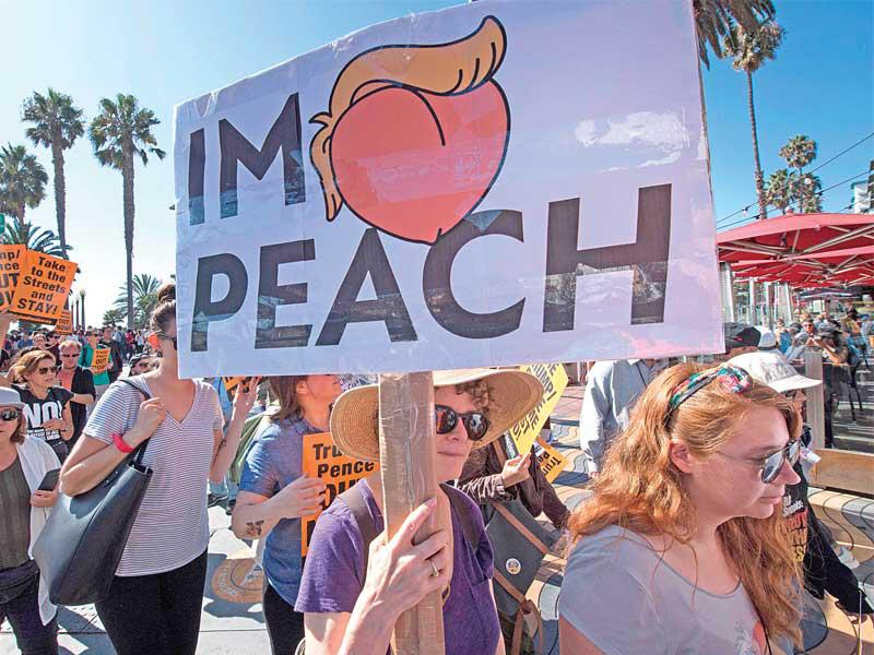 مناهضون لترامب يتظاهرون أمس الأول في كاليفورنيا  (ا ف ب)