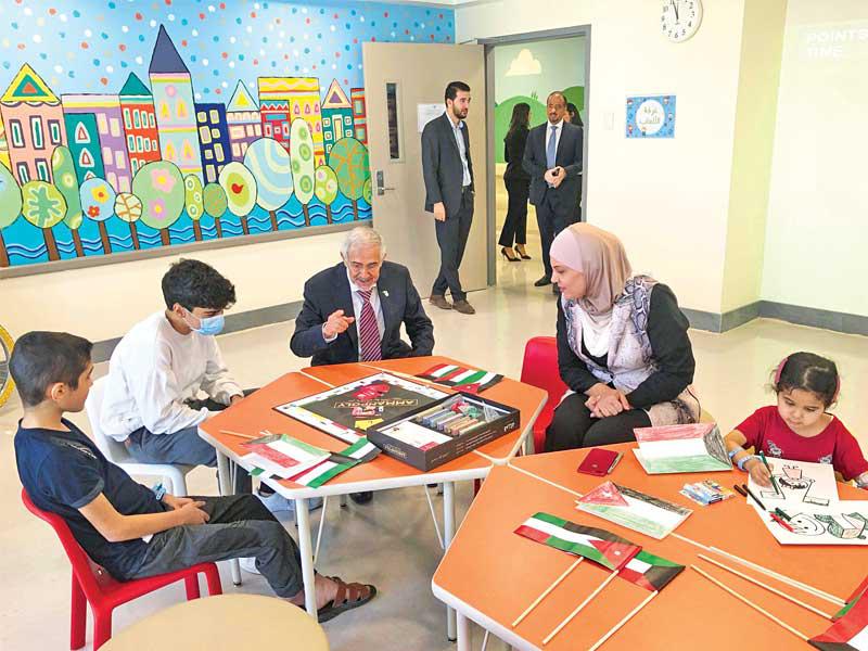 الساير خلال جولته في مركز الحسين للسرطان