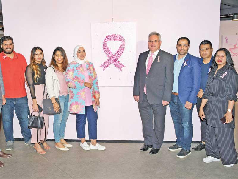 جانب من المشاركين في المعرض الفني