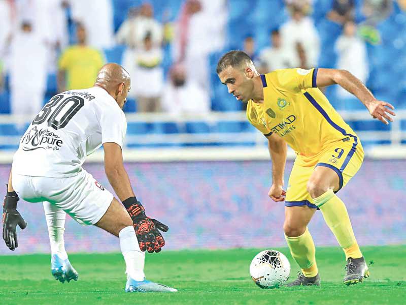 عبدالرزاق حمدالله يحاول المرور من حارس الرائد عزالدين دوخة