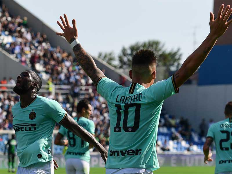 فرحة لاعبي الانتر بعد نهاية المباراة امام ساسوولو