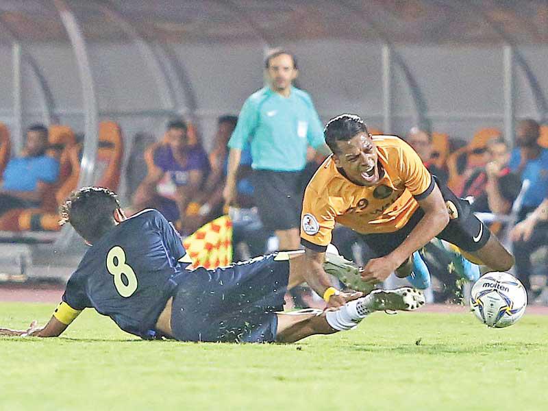 احتكاك في كرة مشتركة بين البرازيلي روبينهو ولاعب الساحل أحمد غازي