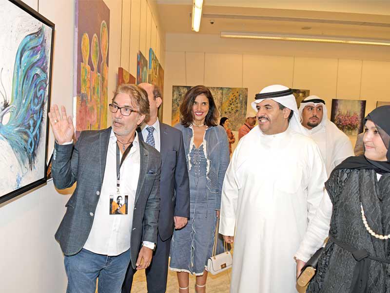 الخليفة وسهيلة الصباح خلال جولة في المعرض