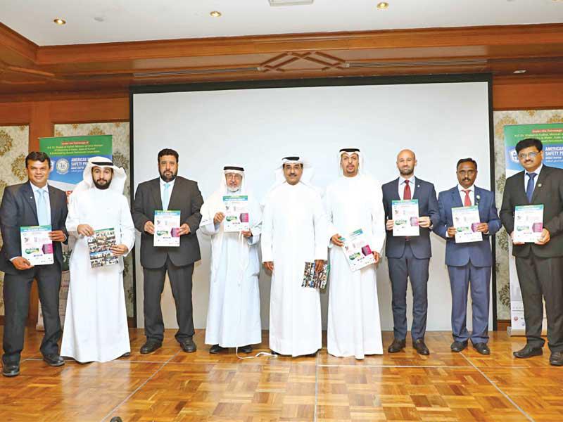 صورة جماعية لمسؤولي القطاع النفطي وأعضاء جمعية مهندسي السلامة الأميركية