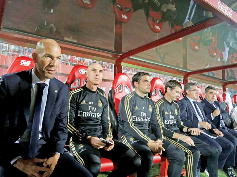 زيدان مدرب ريال مدريد إلى جانب الطاقم الفني والإداري