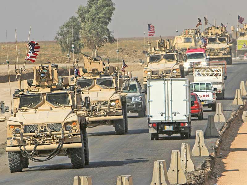 القافلة الأميركية المنسحبة من سورية على مشارف دهوك أمس (رويترز)