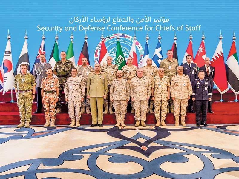  ناقش رؤساء الأركان في دول مجلس التعاون ومصر والأردن وباكستان وبريطانيا والولايات المتحدة وفرنسا وكوريا الجنوبية وهولندا وإيطاليا وألمانيا ونيوزيلندا واليونان في الرياض، أمس، الحماية البحرية والجوية و»الأعمال العدائية الإيرانية» والمشاركة بالقدرات المطلوبة لحماية أمن المنطقة واستقرارها.وفي الصورة رئيس الأركان الفريق الركن محمد الخضر متوسطاً نظراءه في اجتماع الرياض أمس. n(كونا)