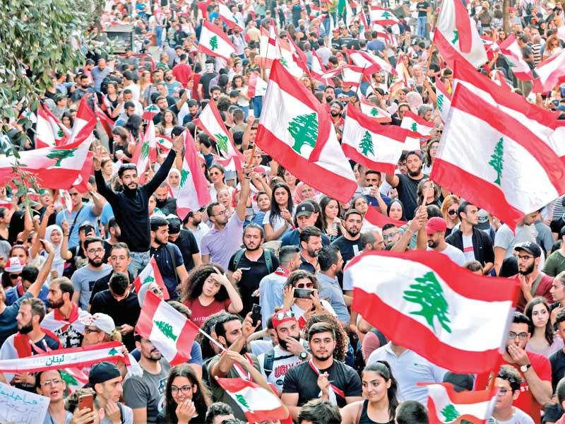 متظاهرون في  وسط بيروت أمس   (أ ف ب)