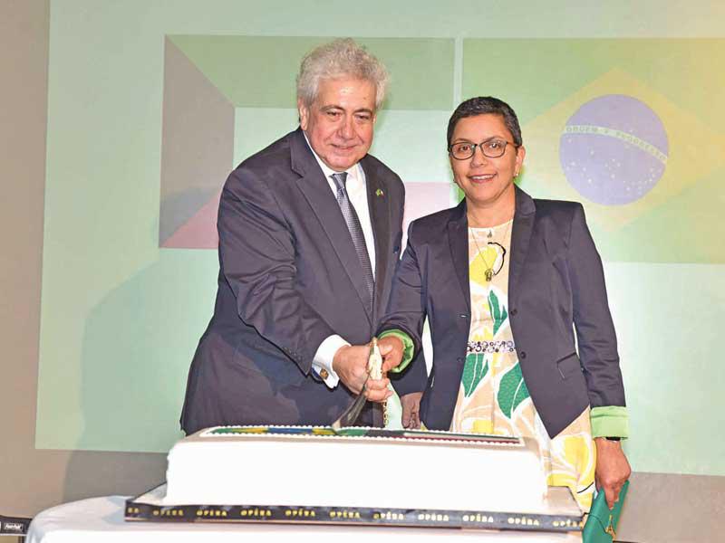 الخالد والسفير البرازيلي يقطعان قالب الحلوى