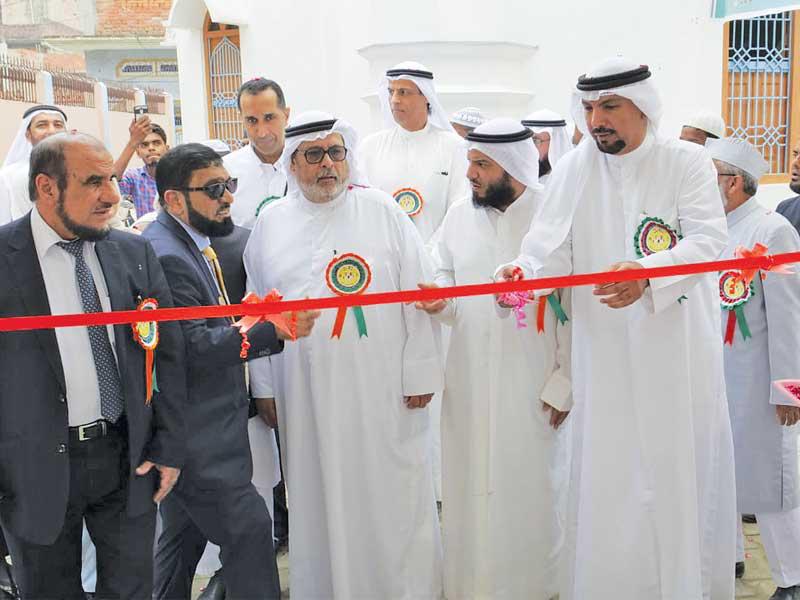 السفير الناجم وقيادات العمل الخيري يقصون شريط افتتاح المدرستين