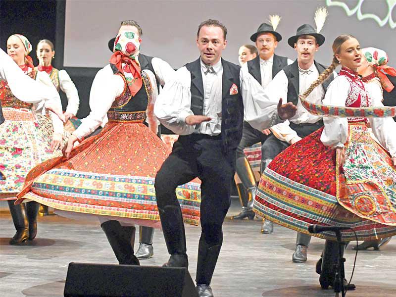 جانب من استعراضات الفرقة الهنغارية 