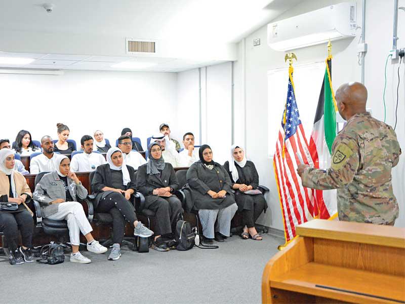 طلبة الكلية يستمعون إلى الشرحn