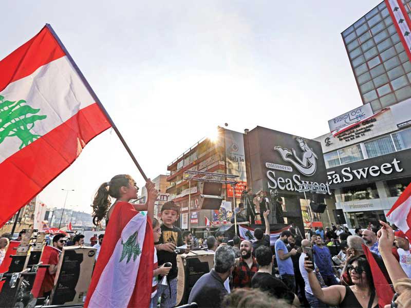 متظاهرون في ذوق مصبح شمال بيروت (أ ف ب)